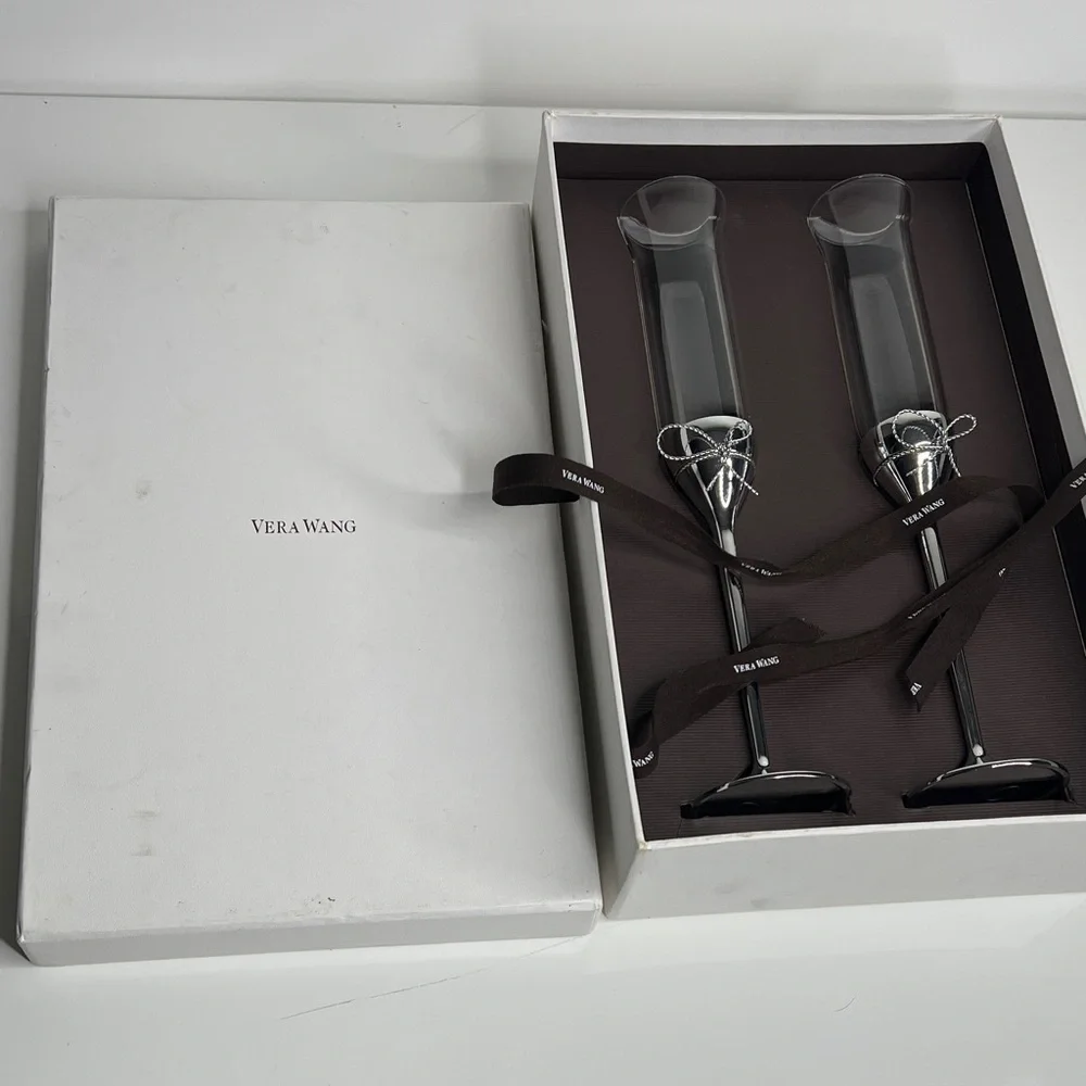 Vera Wang Wedgewoood Love Knots Toasting Flutes Toasting Flutes in Original Box